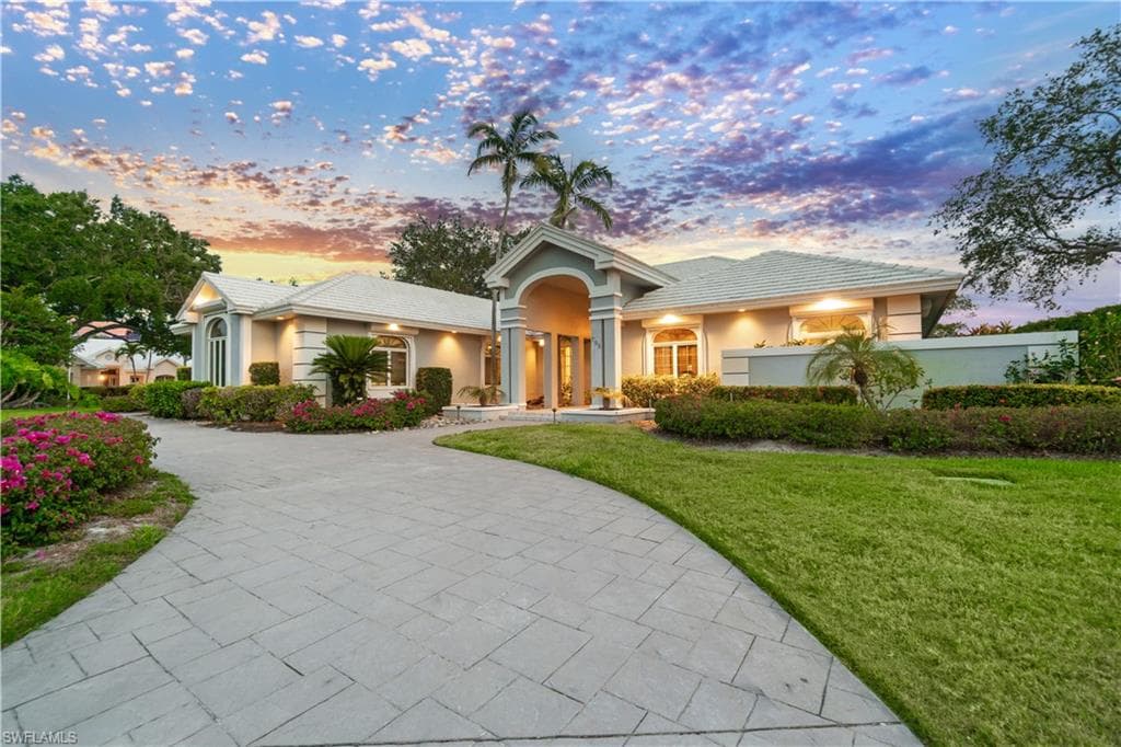 798 Brentwood Pt, Naples, FL 34110-2