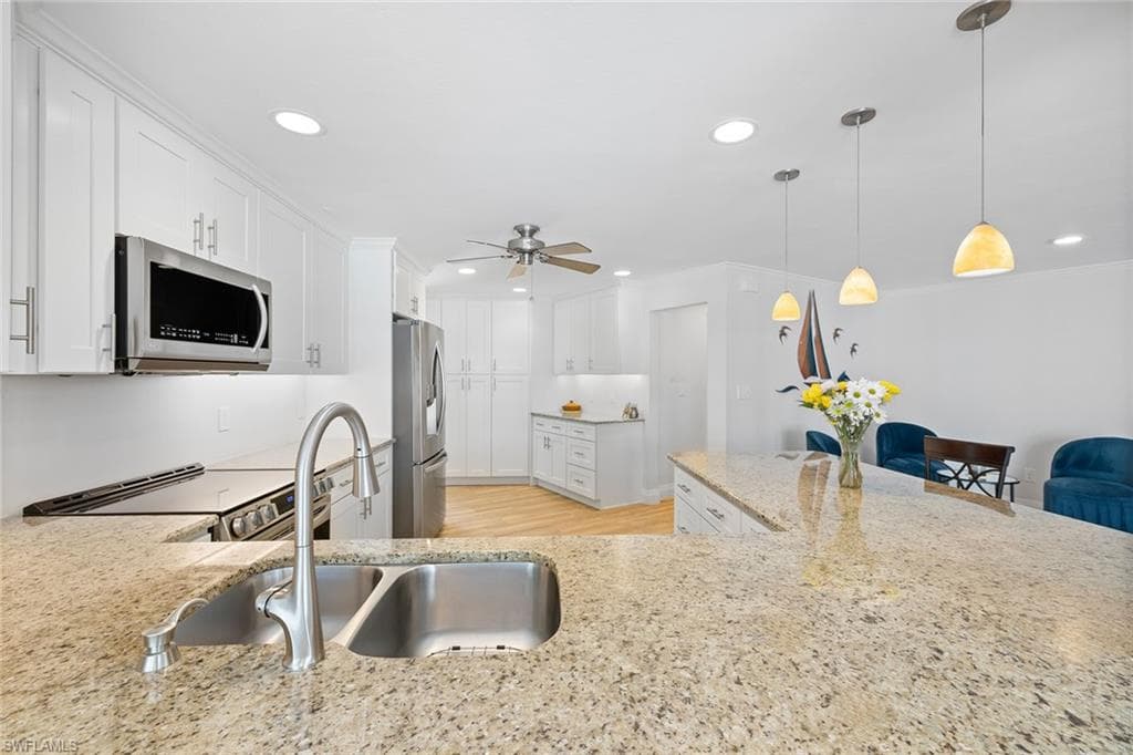 636 Park Shore Dr, Naples, FL 34103-10