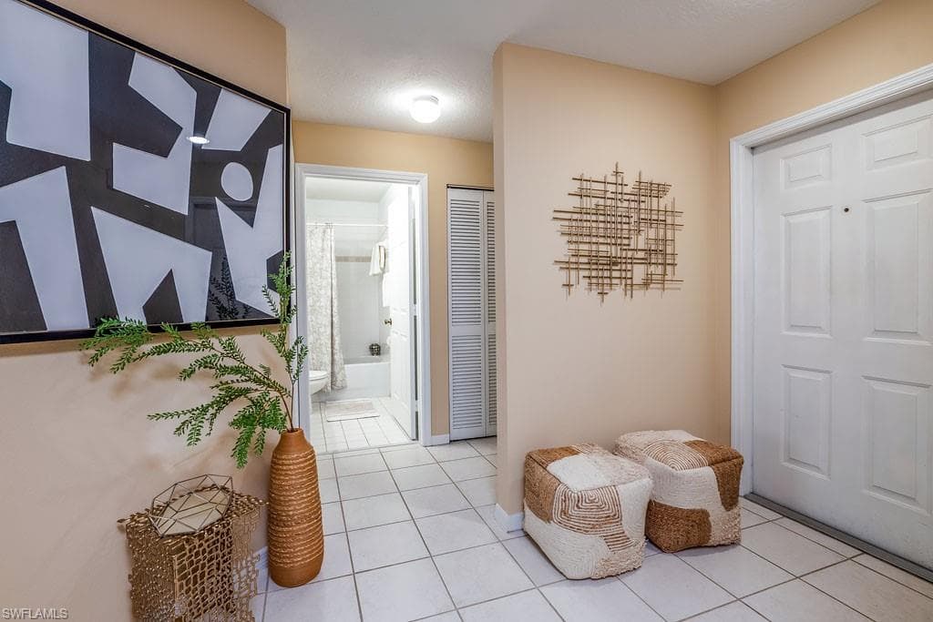 6900 Huntington Lakes Cir 102, Naples, FL 34119-20