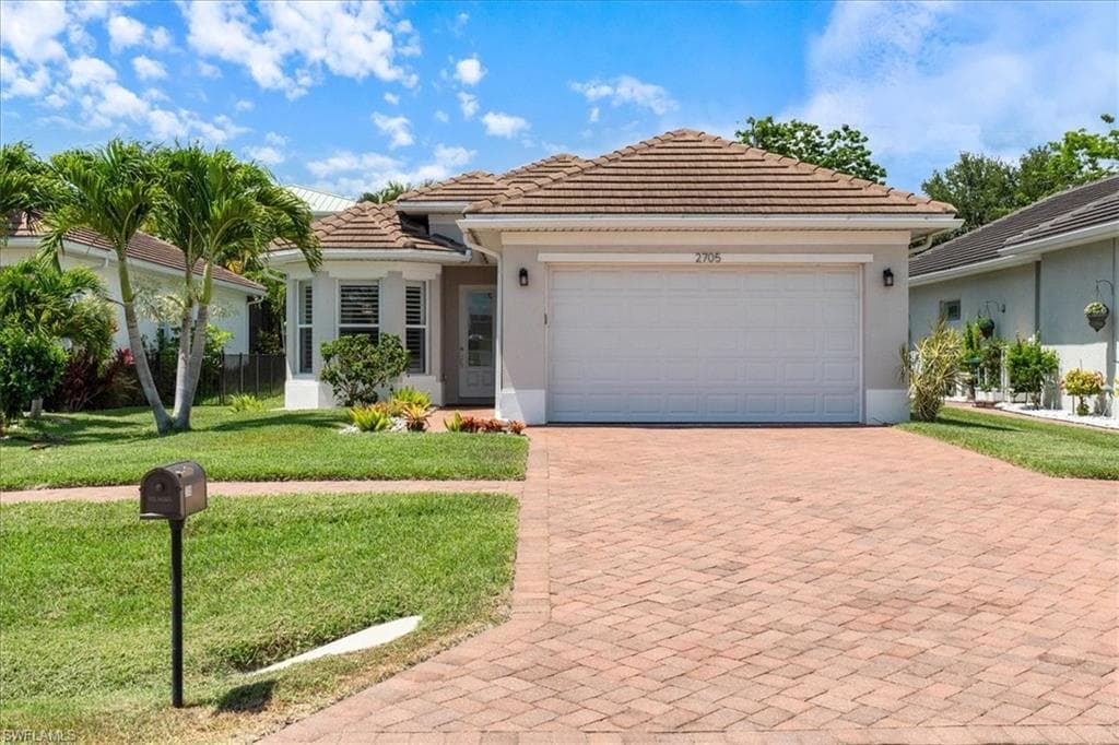 2705 Linda Dr, Naples, FL 34112-5