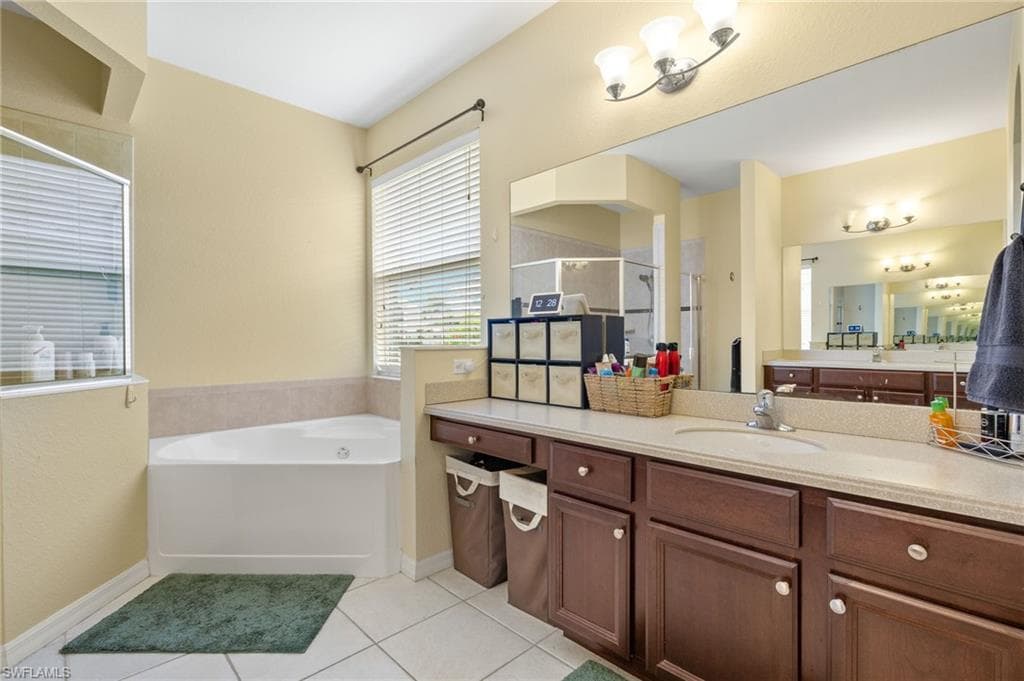 2115 Grove Dr, Naples, FL 34120-15