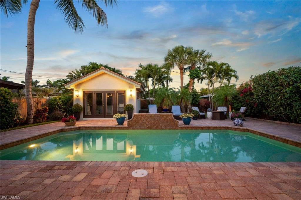 10340 Vanderbilt Dr, Naples, FL 34108-10
