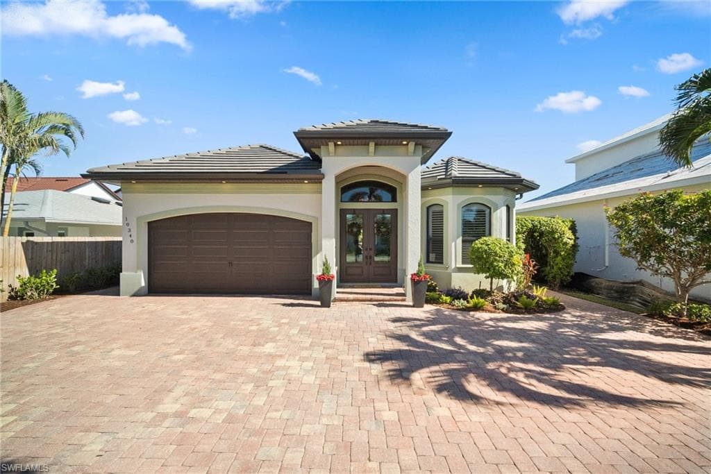 10340 Vanderbilt Dr, Naples, FL 34108-11