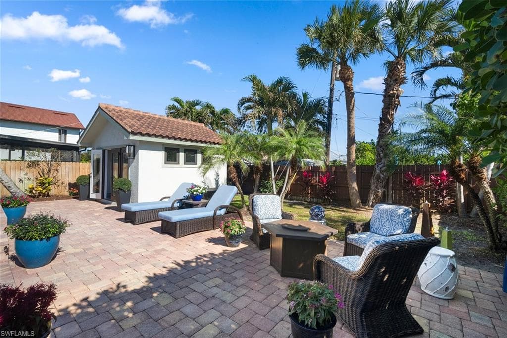 10340 Vanderbilt Dr, Naples, FL 34108-38