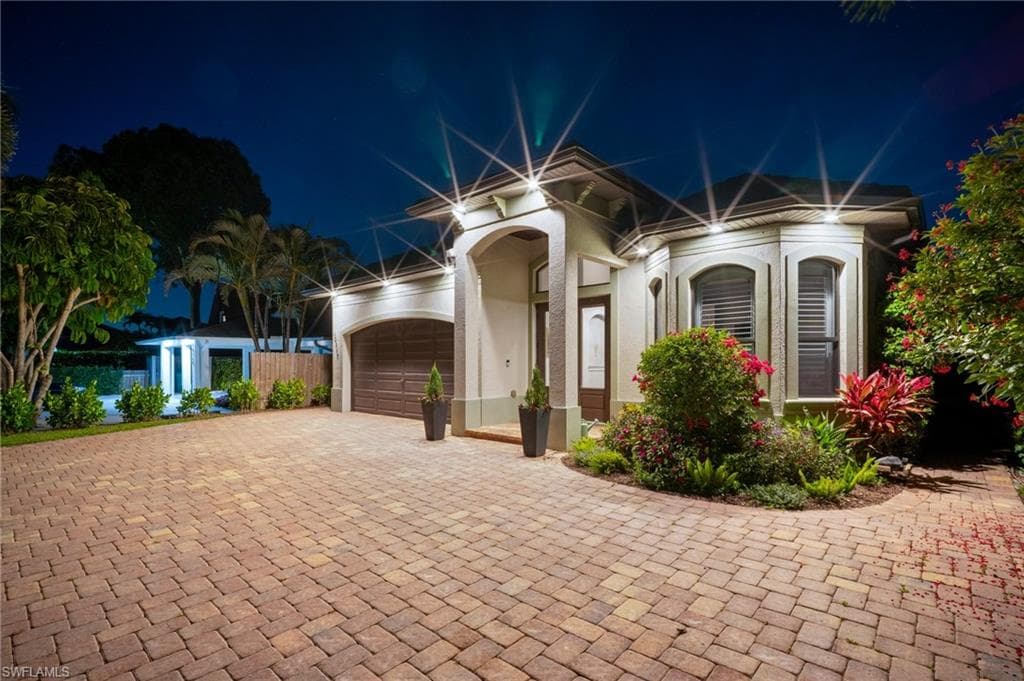 10340 Vanderbilt Dr, Naples, FL 34108-3