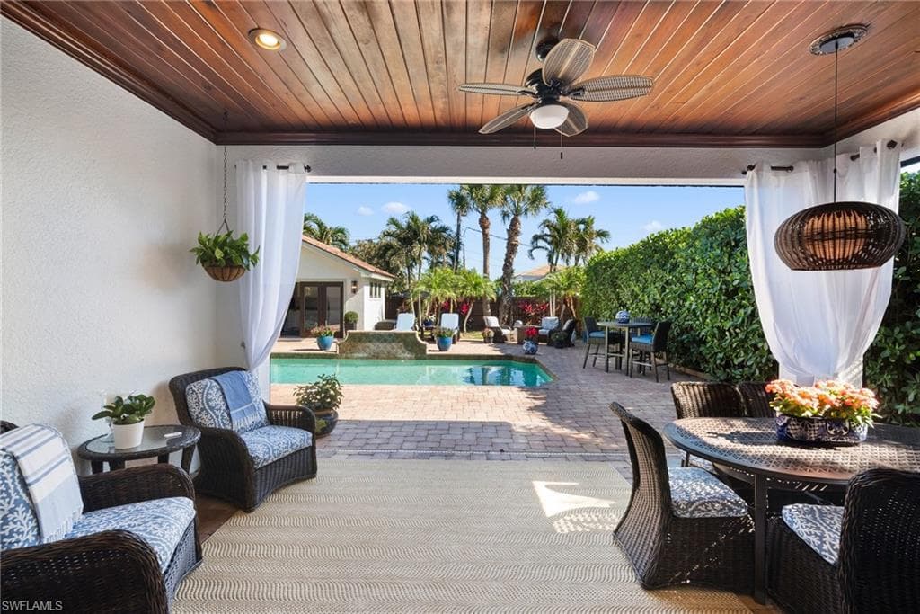 10340 Vanderbilt Dr, Naples, FL 34108-43