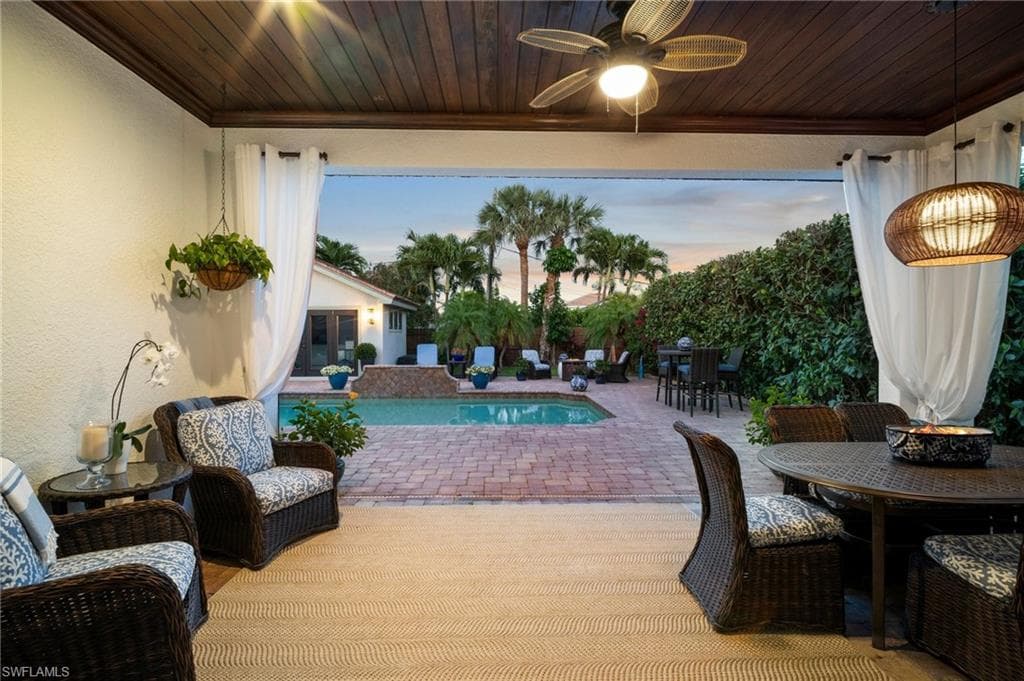 10340 Vanderbilt Dr, Naples, FL 34108-6