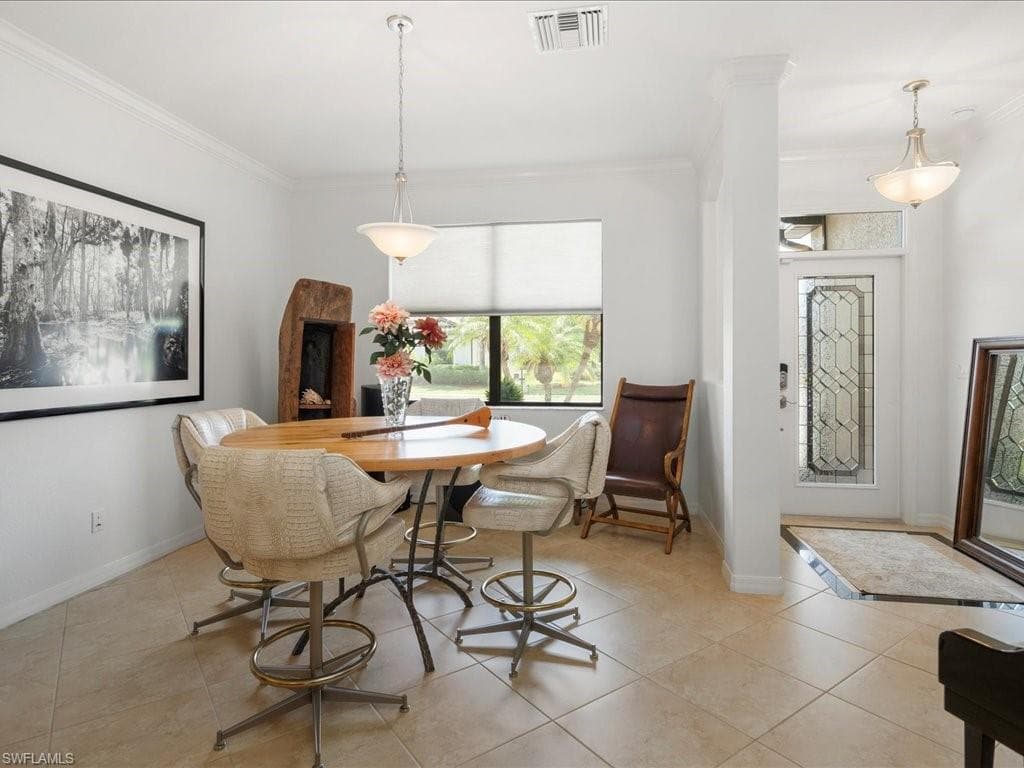3913 Sapphire Way, Naples, FL 34114-10