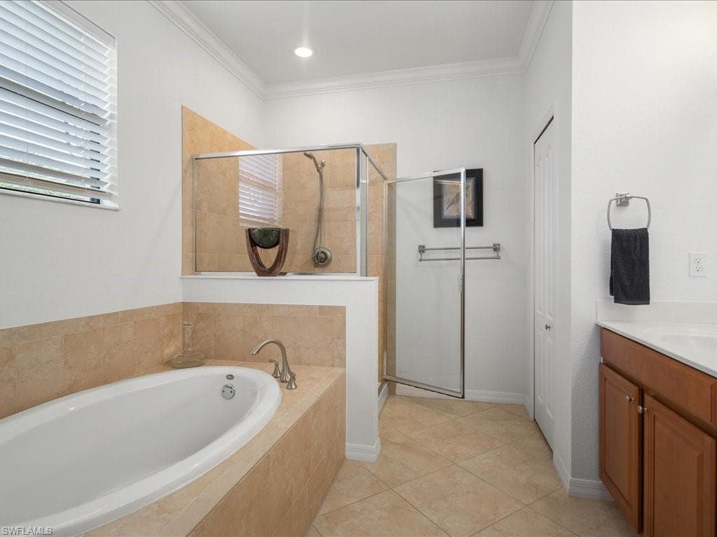 3913 Sapphire Way, Naples, FL 34114-28