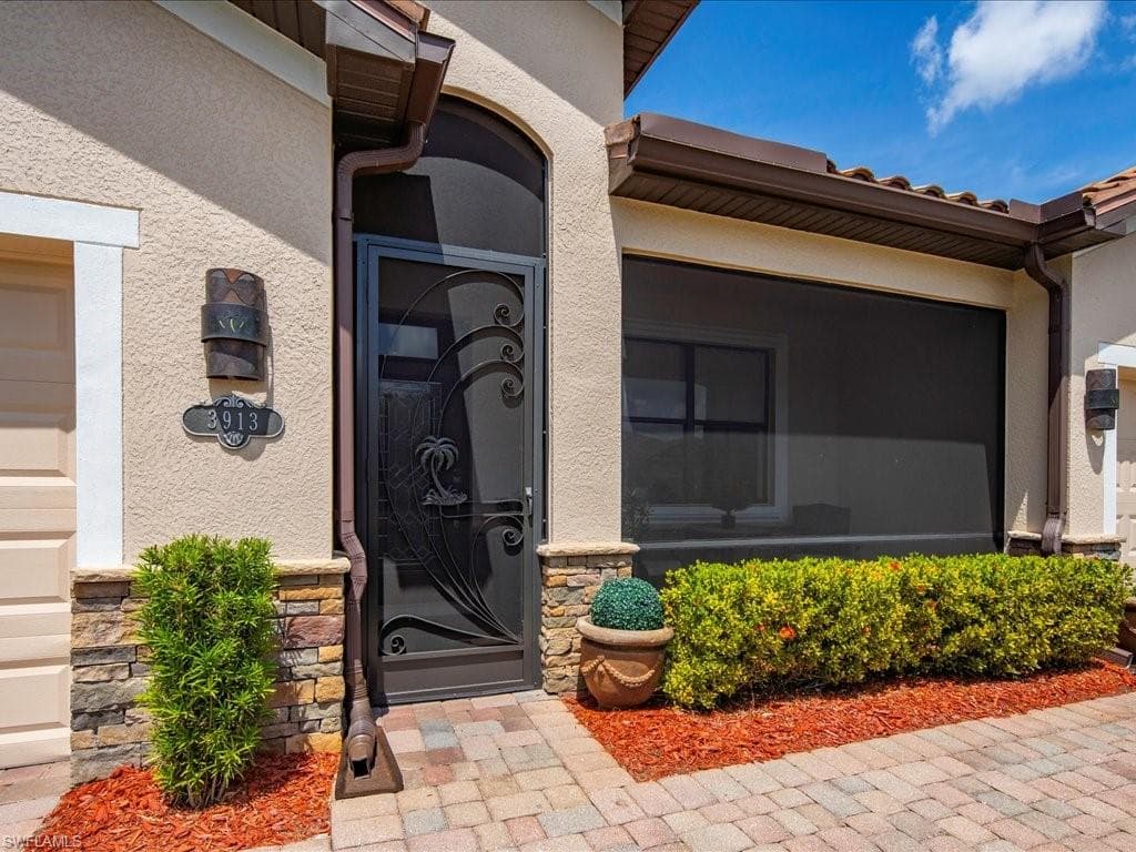 3913 Sapphire Way, Naples, FL 34114-5