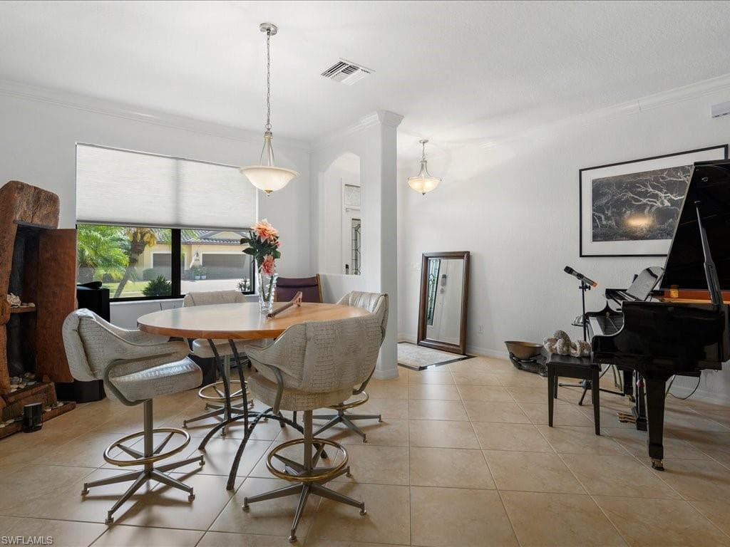 3913 Sapphire Way, Naples, FL 34114-8