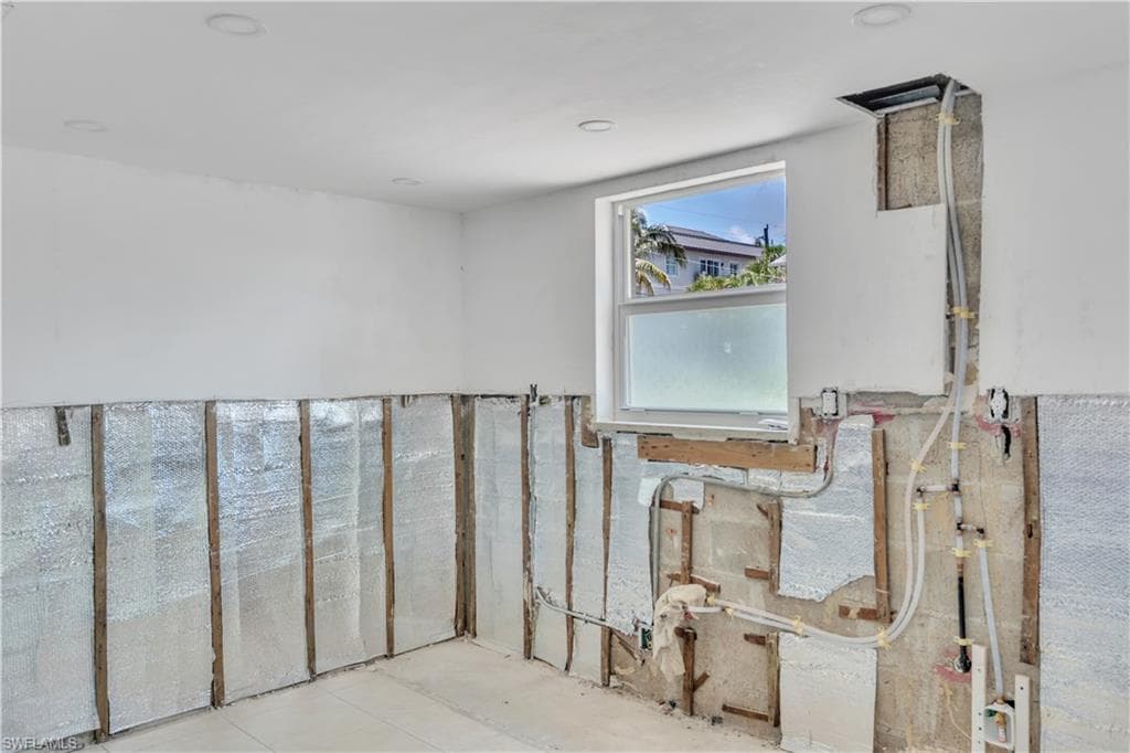 900 8th Ave S 102, Naples, FL 34102-9
