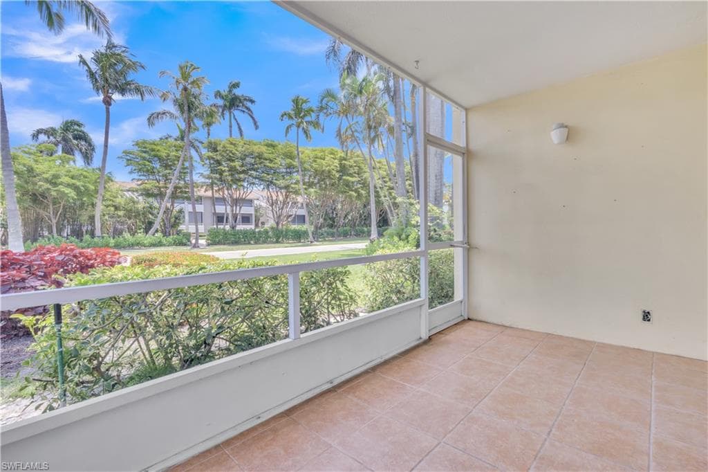 900 8th Ave S 102, Naples, FL 34102-12