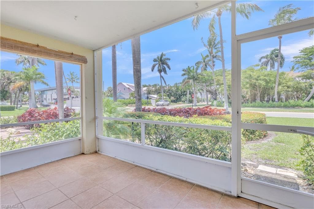 900 8th Ave S 102, Naples, FL 34102-13