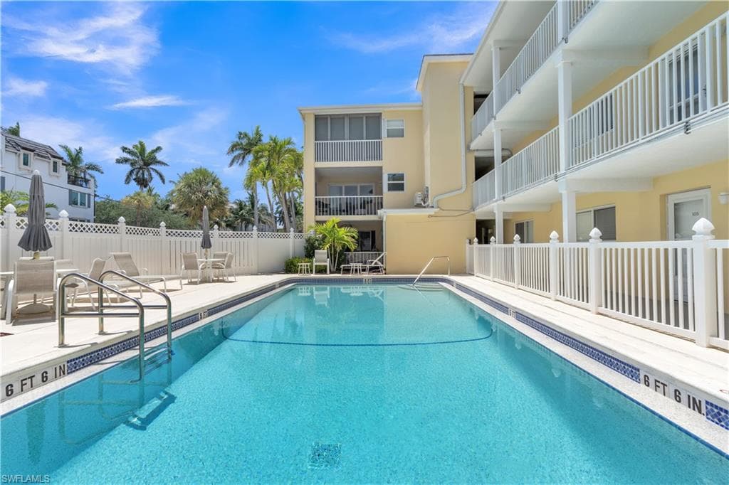 900 8th Ave S 102, Naples, FL 34102-14