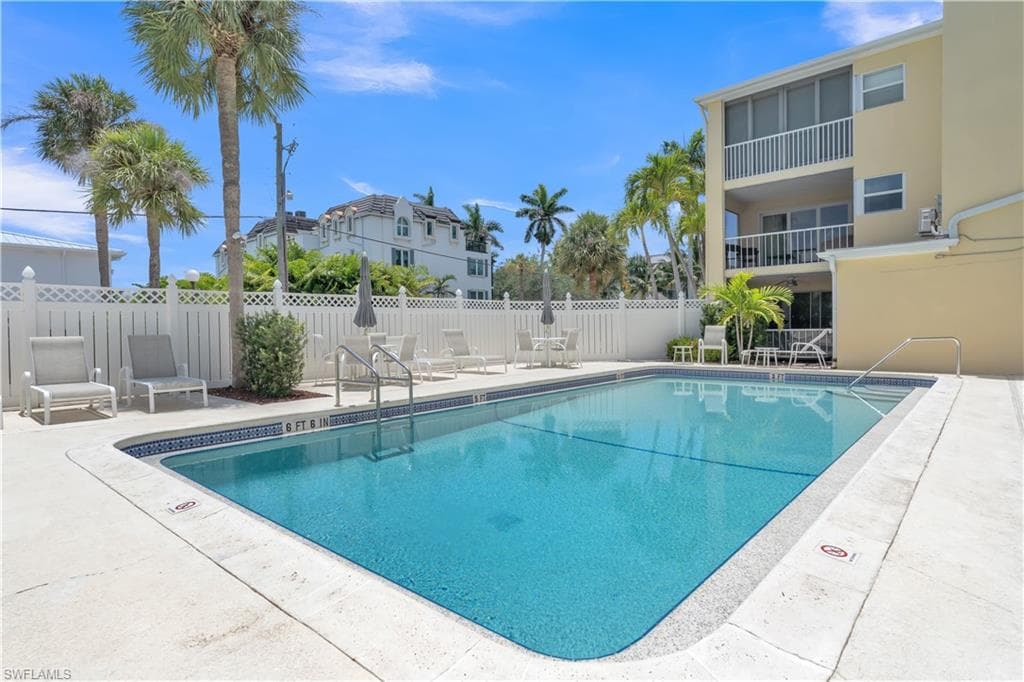900 8th Ave S 102, Naples, FL 34102-15