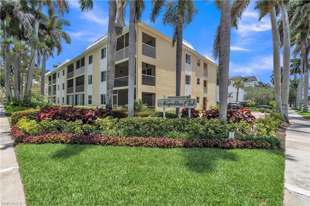 900 8th Ave S 102, Naples, FL 34102-16