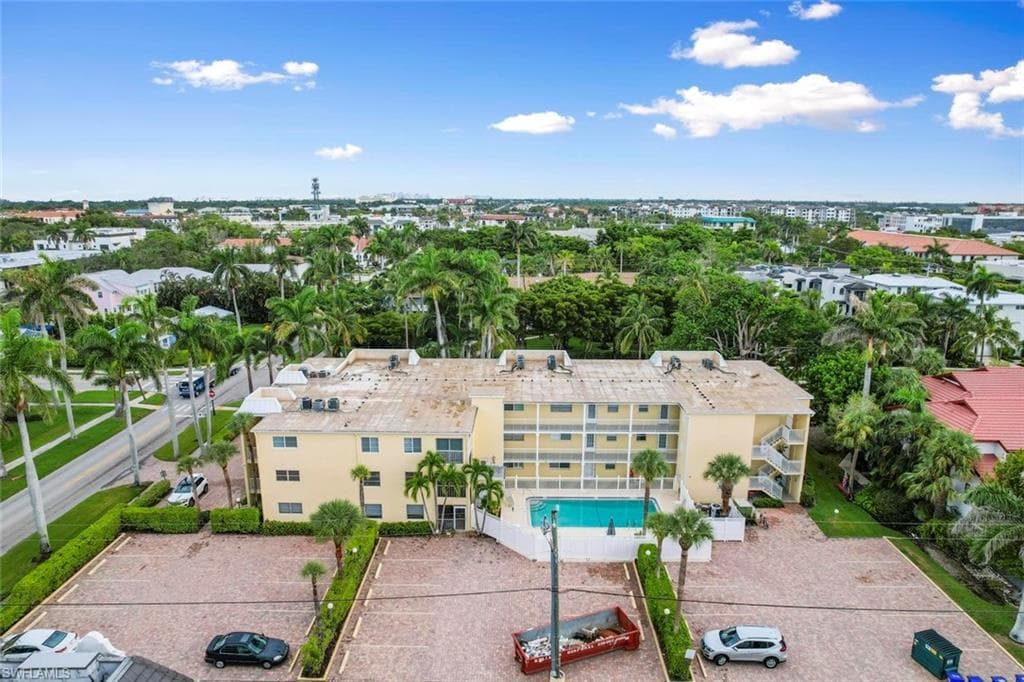 900 8th Ave S 102, Naples, FL 34102-17