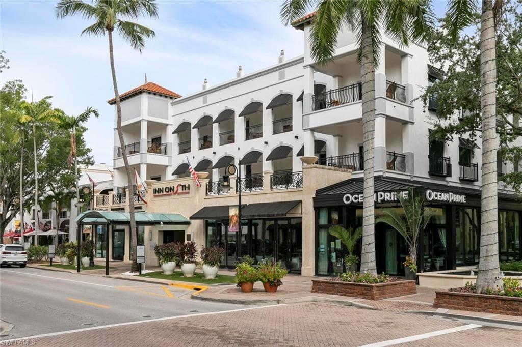 900 8th Ave S 102, Naples, FL 34102-22