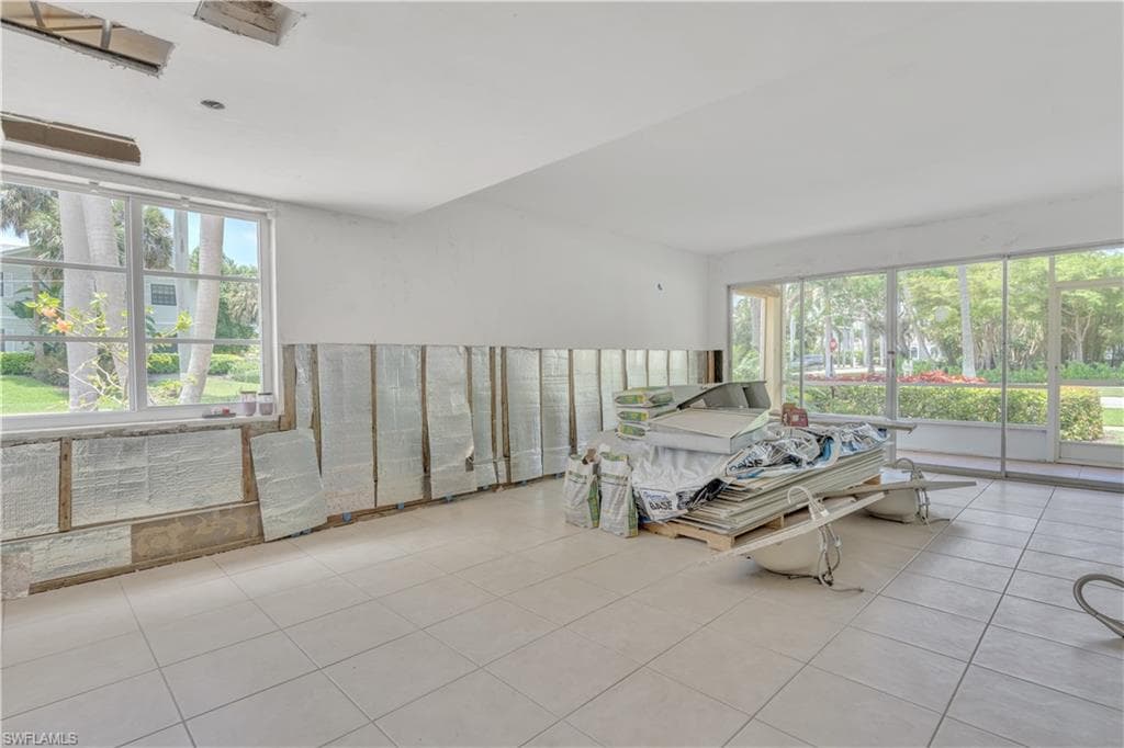 900 8th Ave S 102, Naples, FL 34102-7