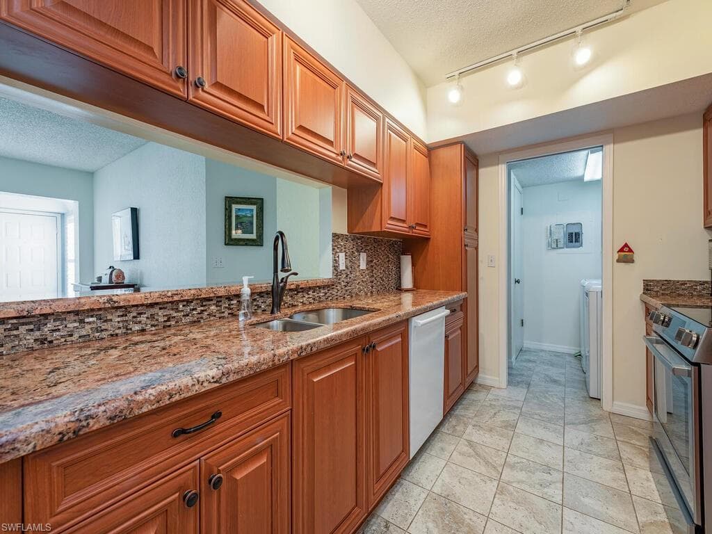 105 Tuscana Ct 1002, Naples, FL 34119-4