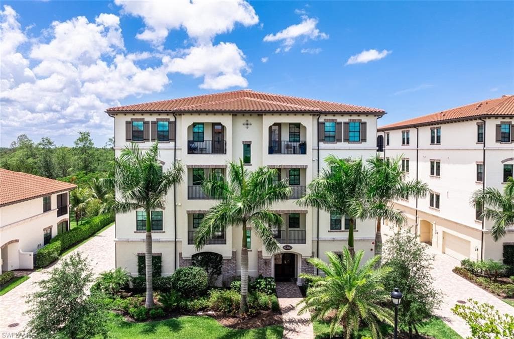 16360 Viansa Way 8-201, Naples, FL 34110-2