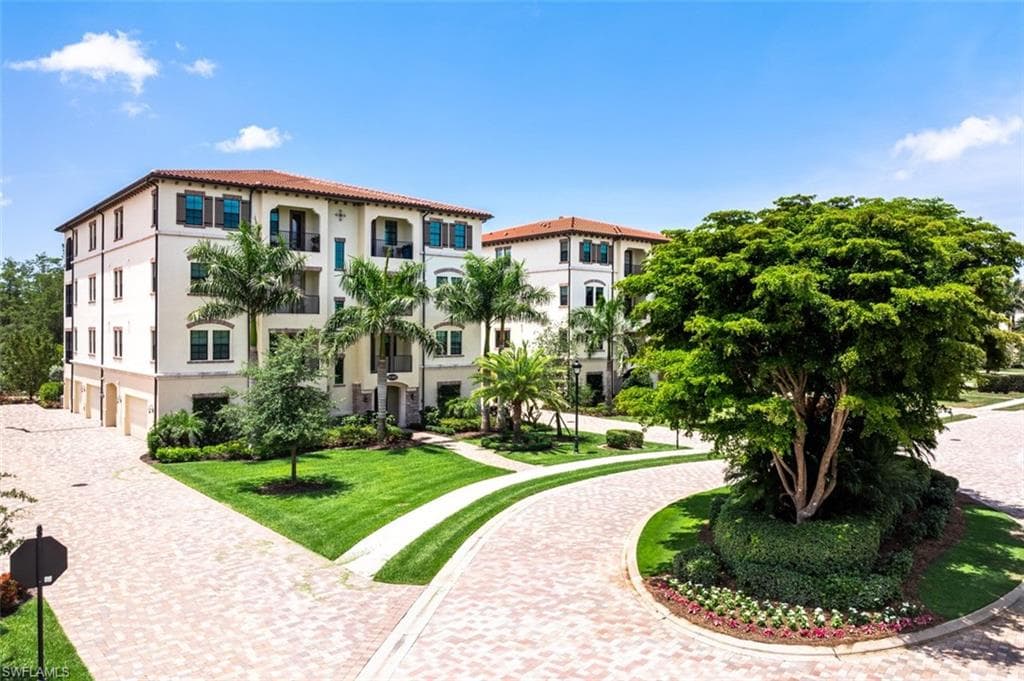 16360 Viansa Way 8-201, Naples, FL 34110-33