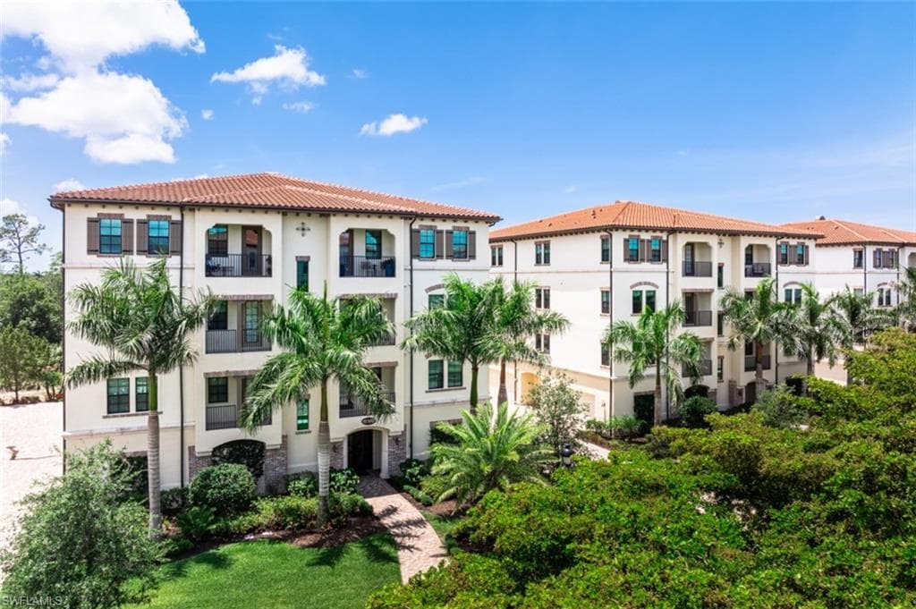 16360 Viansa Way 8-201, Naples, FL 34110-34