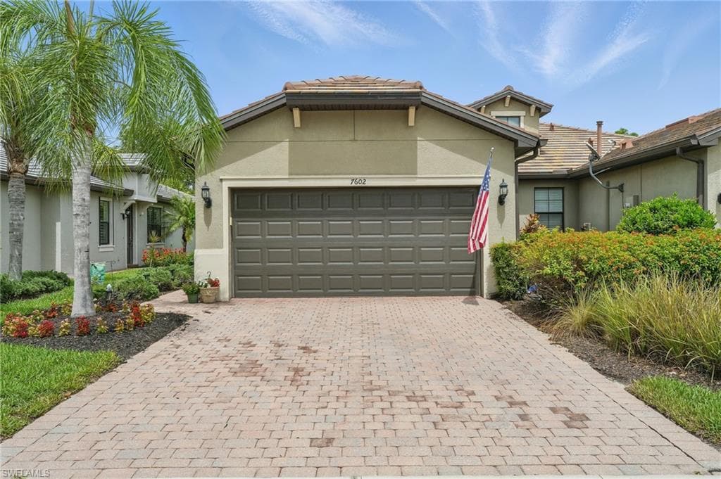 7602 Jacaranda Ln, Naples, FL 34114-3