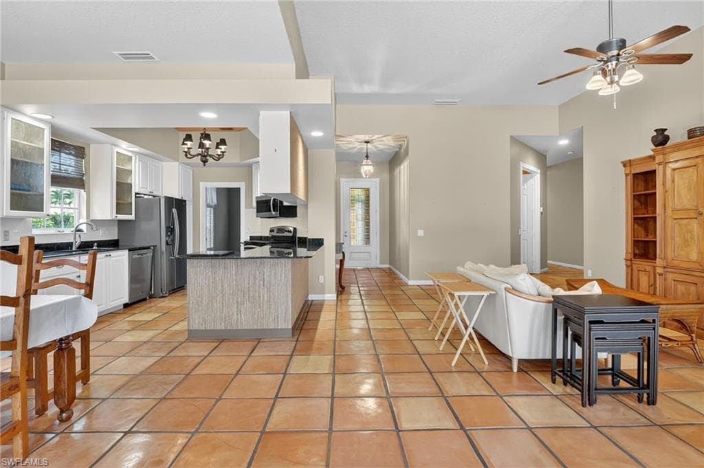 5902 Bermuda Ln, Naples, FL 34119-10