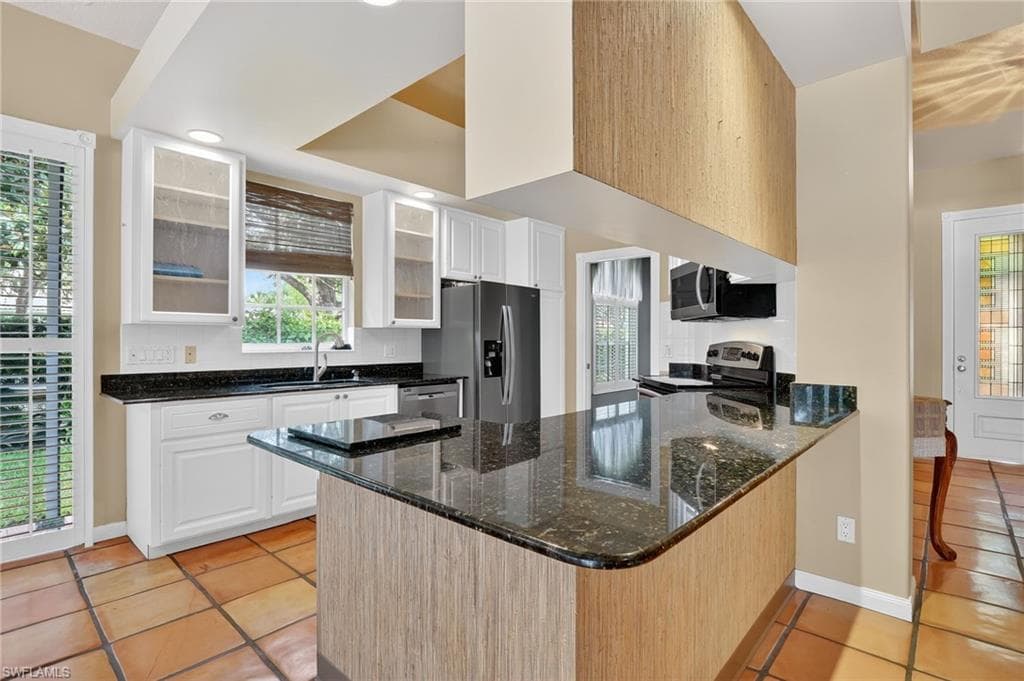 5902 Bermuda Ln, Naples, FL 34119-15