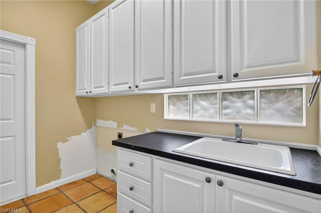 5902 Bermuda Ln, Naples, FL 34119-28