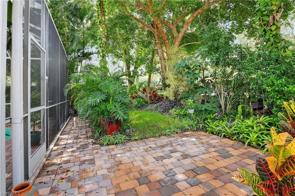 5902 Bermuda Ln, Naples, FL 34119-46