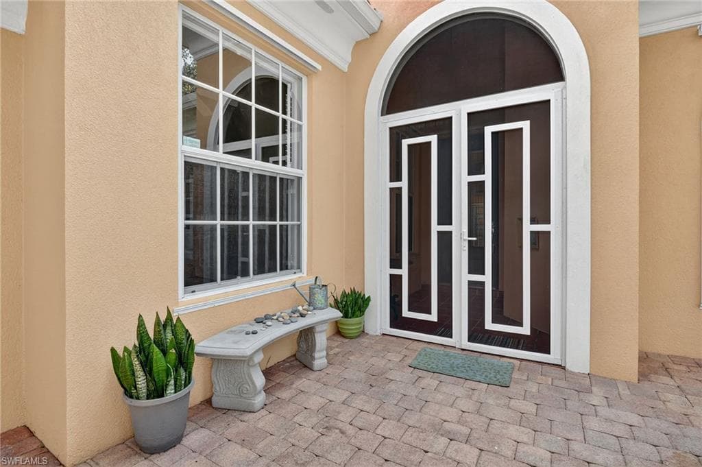 5902 Bermuda Ln, Naples, FL 34119-5