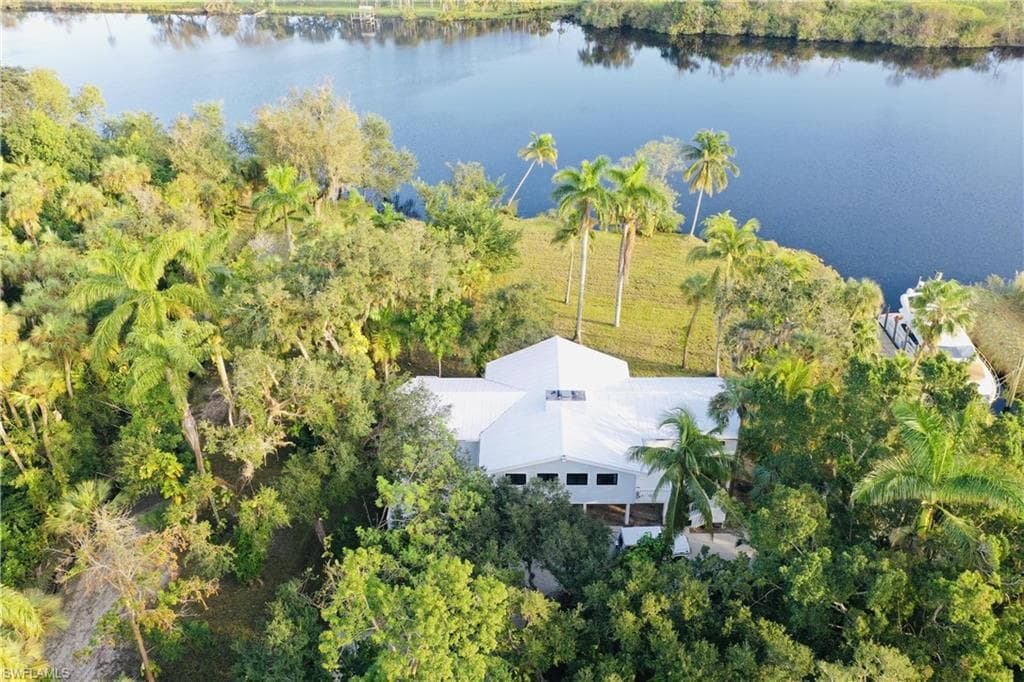 19481 River Rd, Alva, FL 33920-8