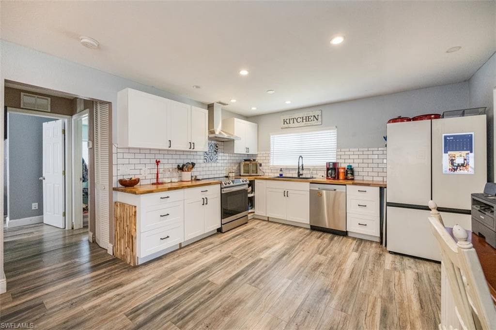 3660 47th Ave NE, Naples, FL 34120-17