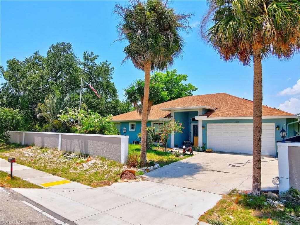 9315 Pennsylvania Ave, Bonita Springs, FL 34135-3