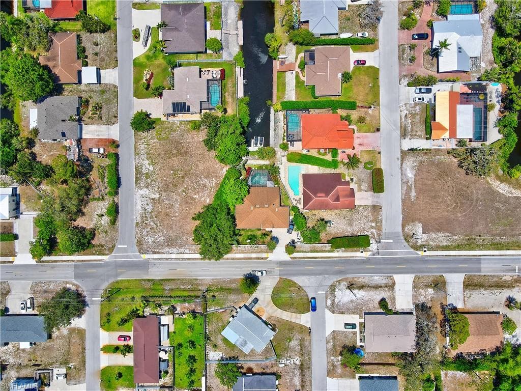 9315 Pennsylvania Ave, Bonita Springs, FL 34135-7