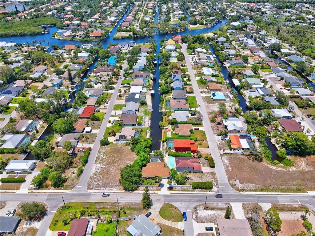 9315 Pennsylvania Ave, Bonita Springs, FL 34135-8