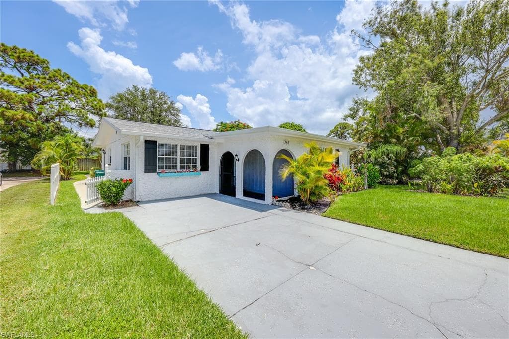 761 95th Ave N, Naples, FL 34108-2