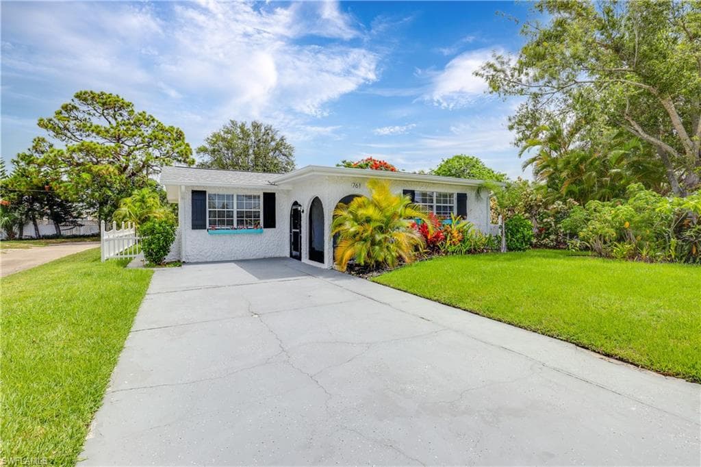 761 95th Ave N, Naples, FL 34108-3