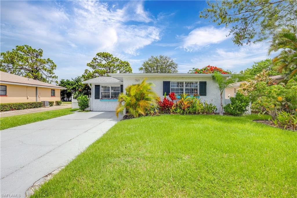 761 95th Ave N, Naples, FL 34108-4
