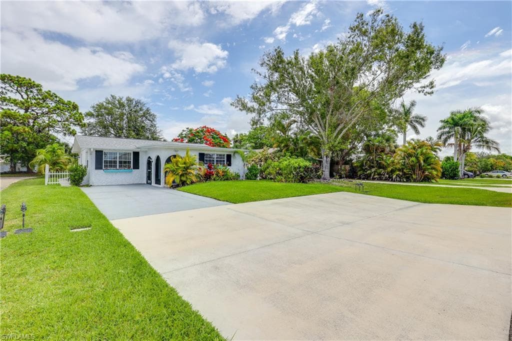 761 95th Ave N, Naples, FL 34108-5