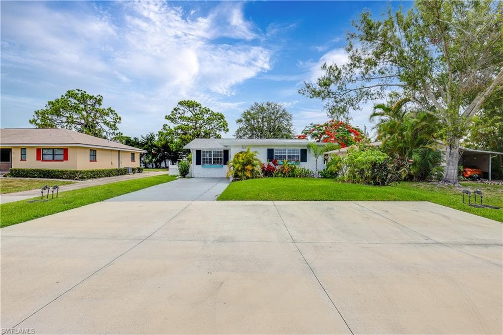 761 95th Ave N, Naples, FL 34108-6