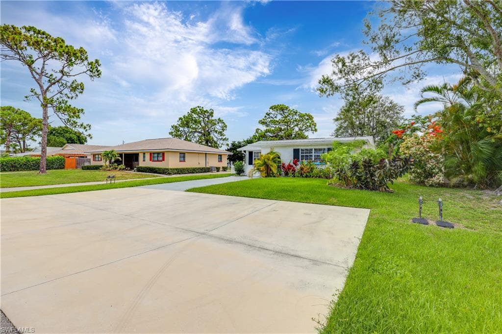 761 95th Ave N, Naples, FL 34108-7