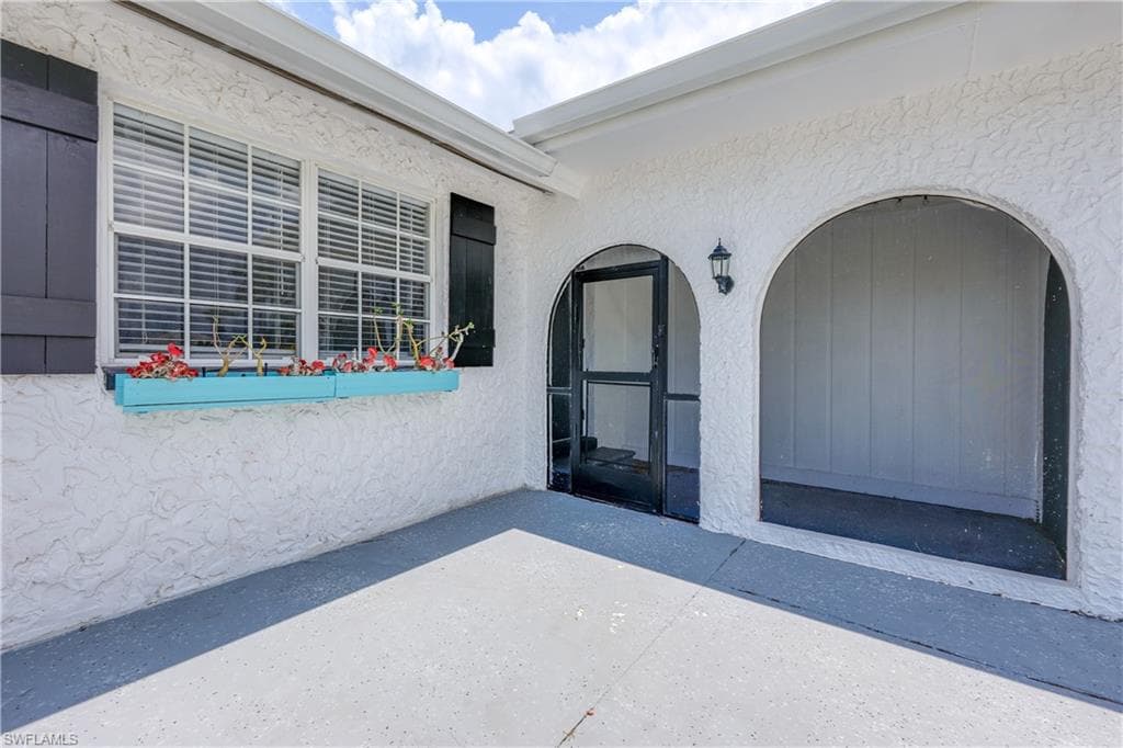 761 95th Ave N, Naples, FL 34108-8