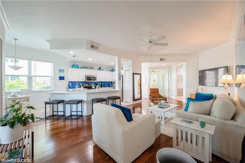 4610 Hawks Nest Dr 104, Naples, FL 34114-10