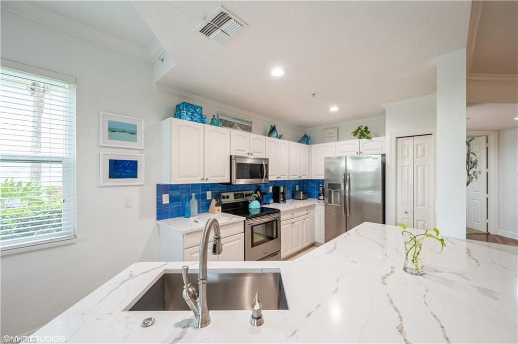 4610 Hawks Nest Dr 104, Naples, FL 34114-16