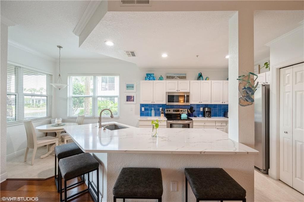 4610 Hawks Nest Dr 104, Naples, FL 34114-17