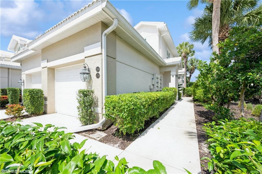 4610 Hawks Nest Dr 104, Naples, FL 34114-2